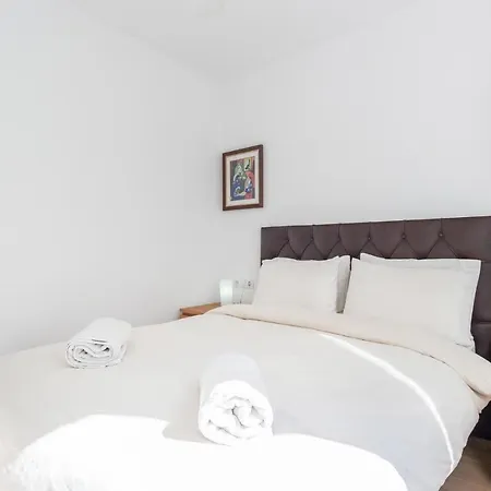Apartament 3 Bedroom Beautiful In *